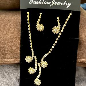 Gold sets of earrings and necklaces with diamonds 💎 on sale